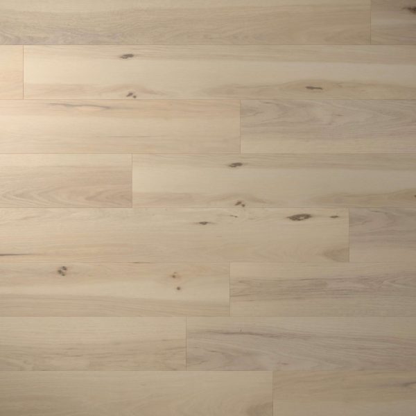 Maffra* features wide planks of light-colored wood with natural grain patterns, darker knots, and subtle tone variations for a smooth, clean look.